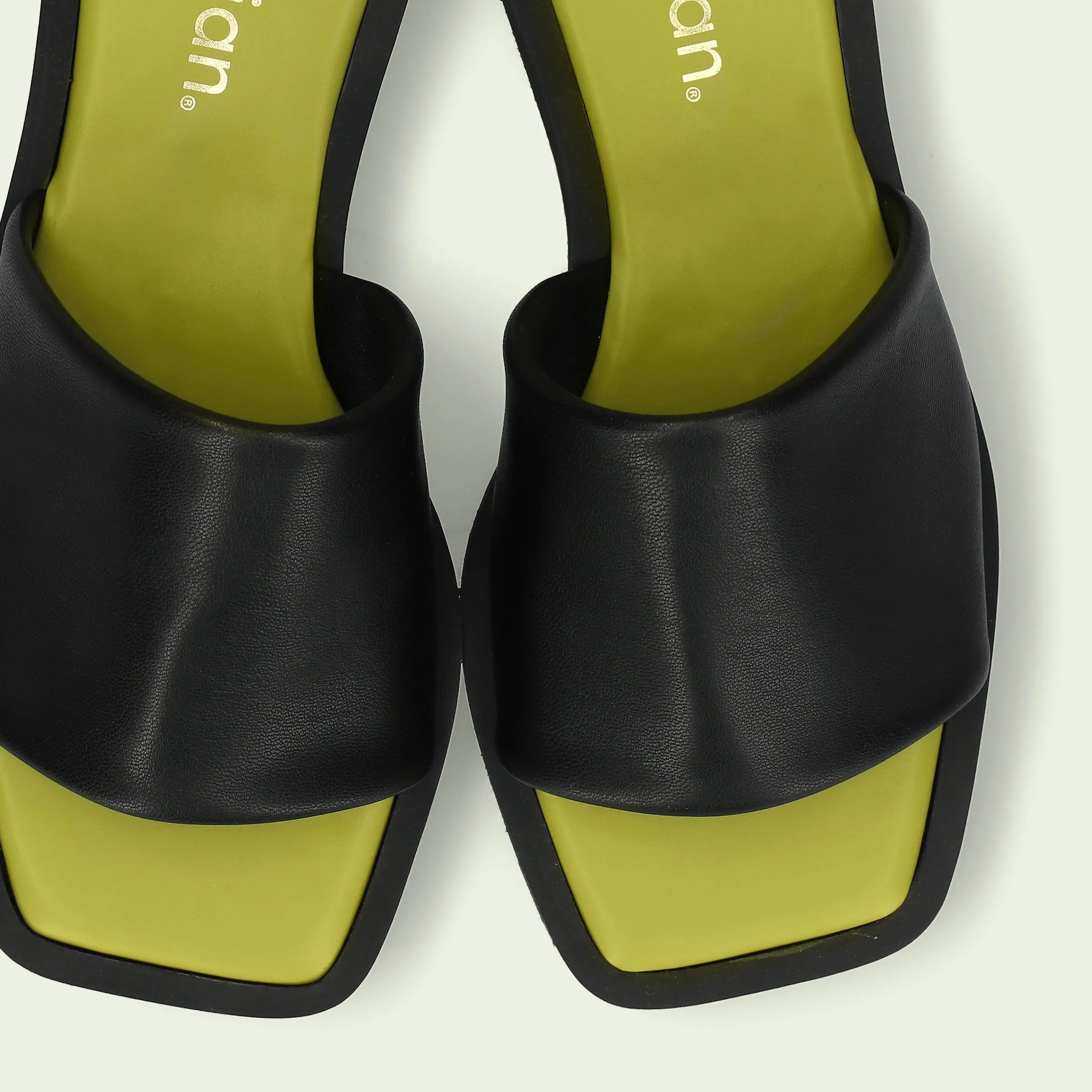 50% OFF [Unisex] Thick-soled platform sandals (m10bn05) Black/C