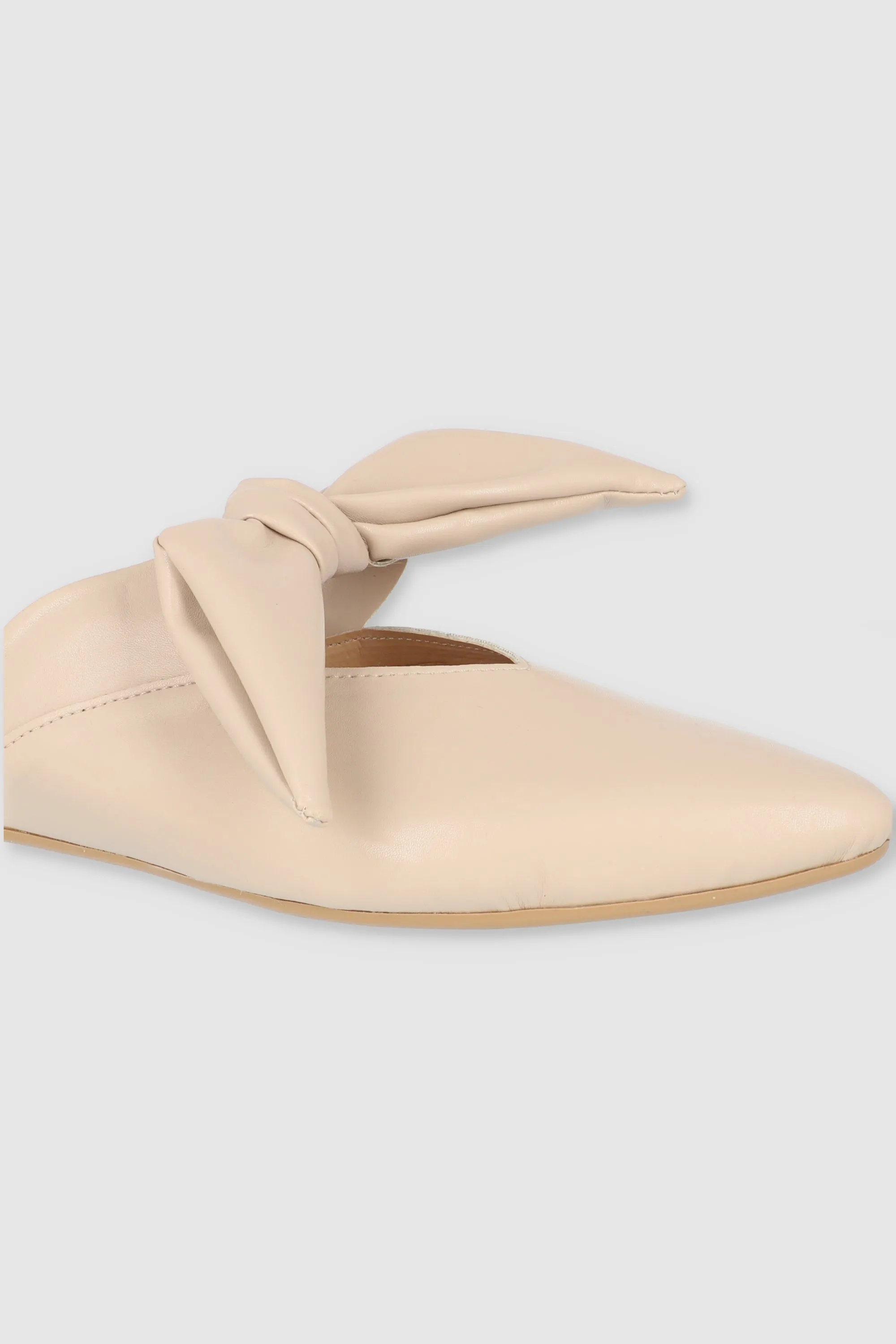 Flat pointy moño