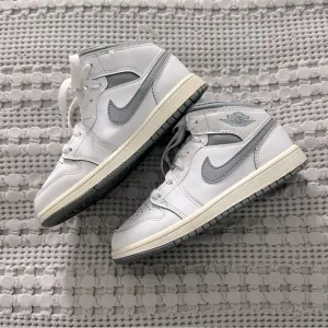 Nike Air Jordan 1 Mid Retro PS Pre-School Neutral Grey White Stealth 640734-135